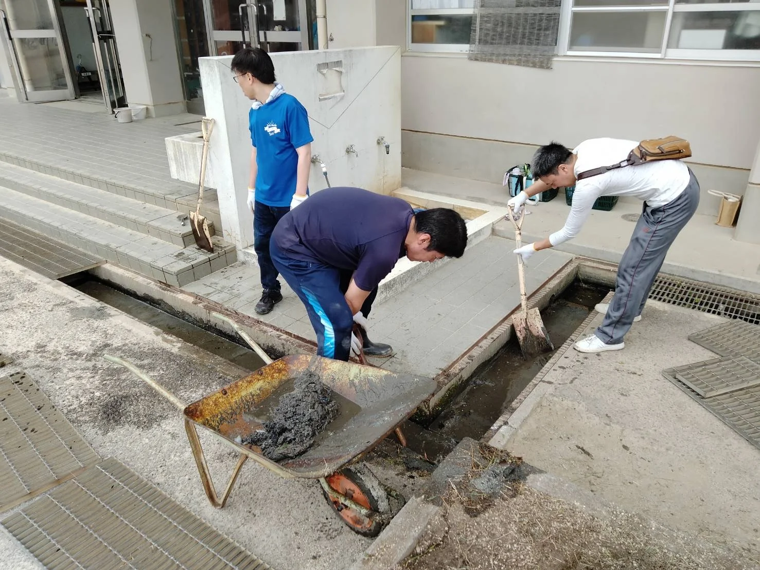 校内の環境整備の様子