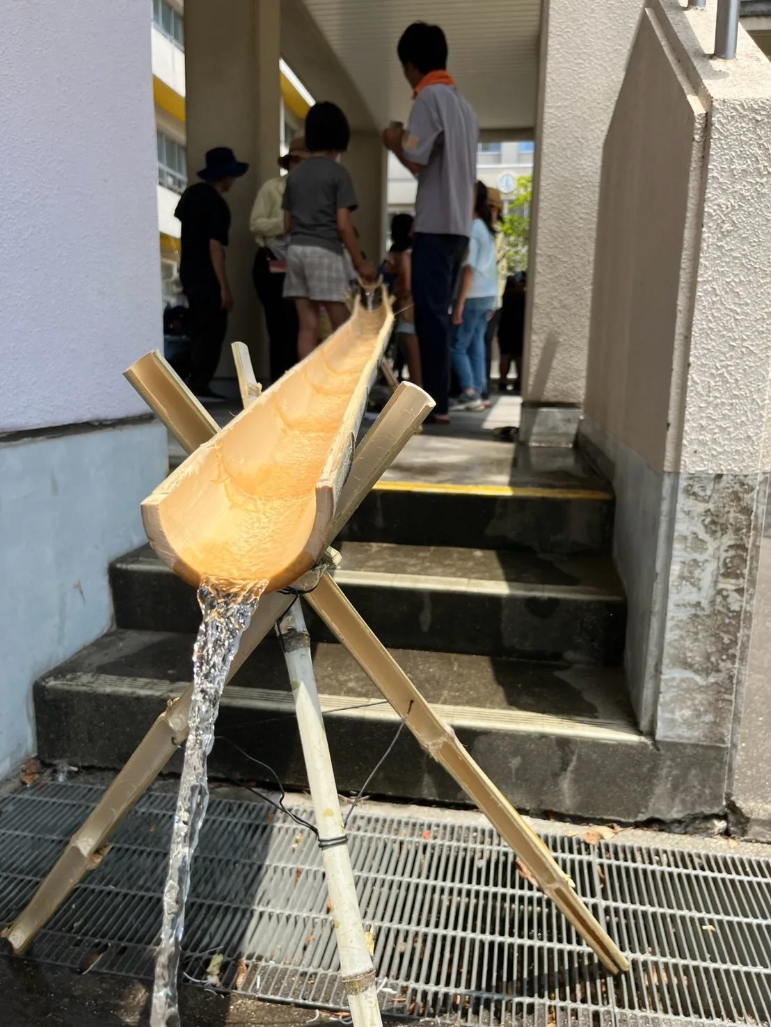 ふれあいキャンプでの流しそうめんの様子