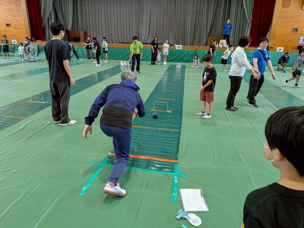 体育館で行われたスマイルボウリング大会の様子