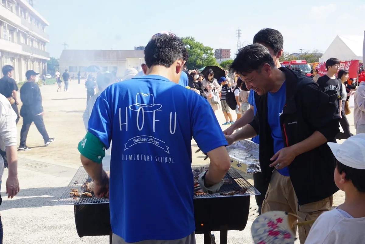 豊府まつりの屋台で焼き物を提供する様子