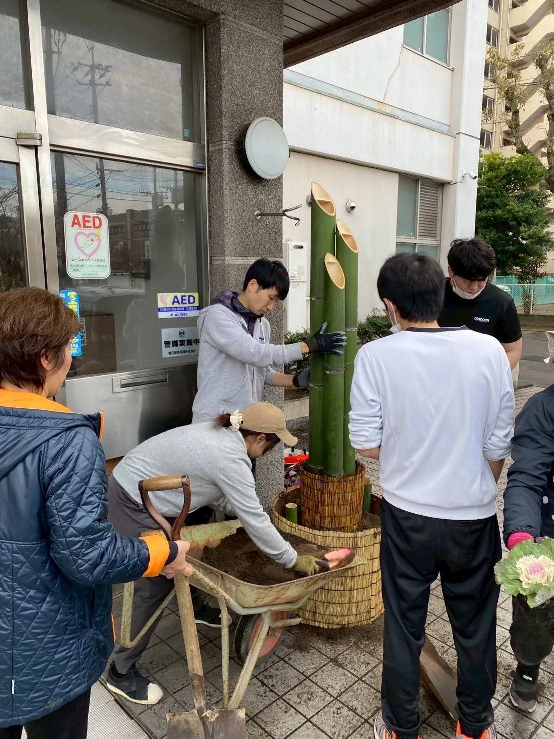 竹を組んで門松を制作する様子
